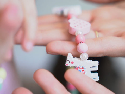 Schmuck aus Holz für Kinder und Mädchen nachhaltig und hautfreundlich optimal als Geschenk